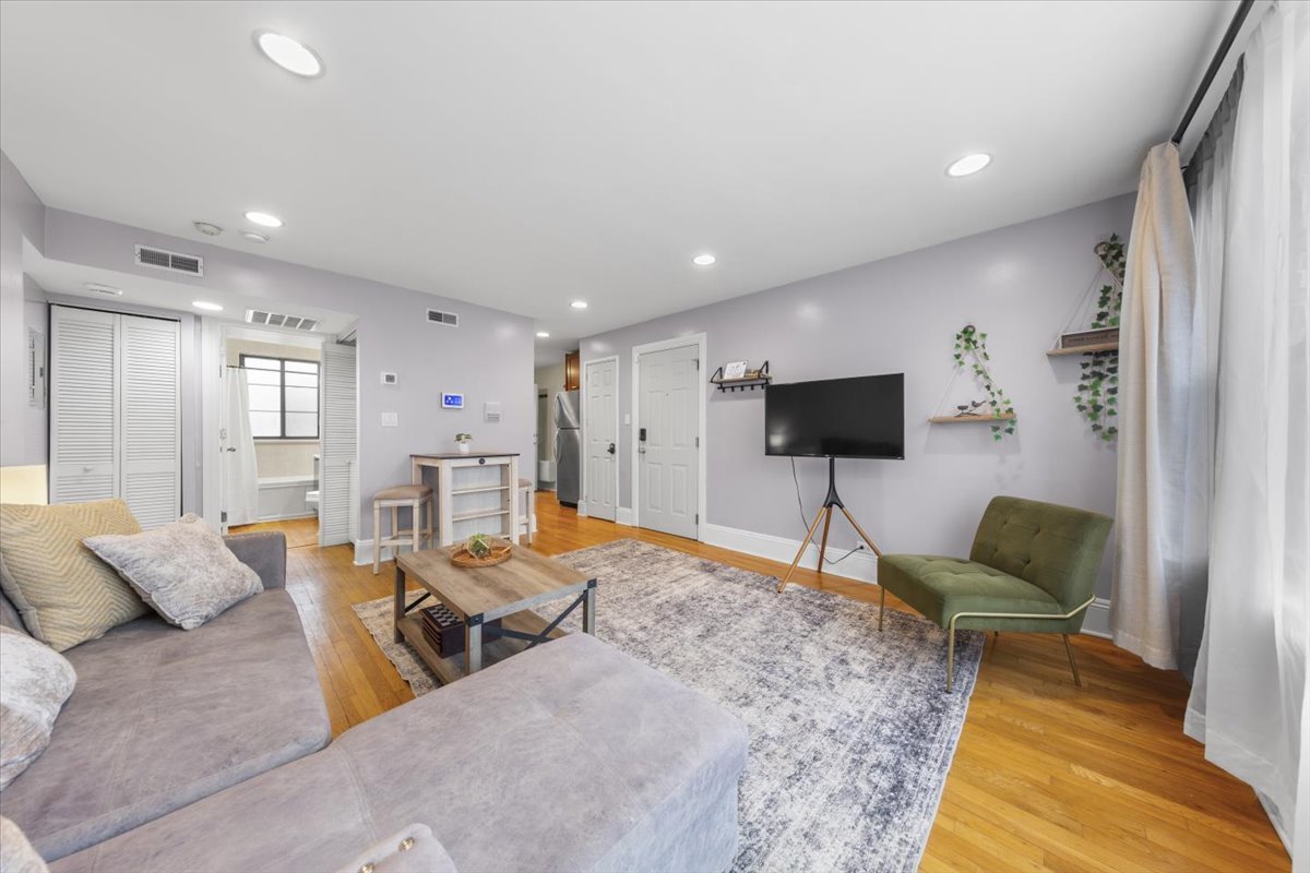 7423 N Sheridan Road 3W