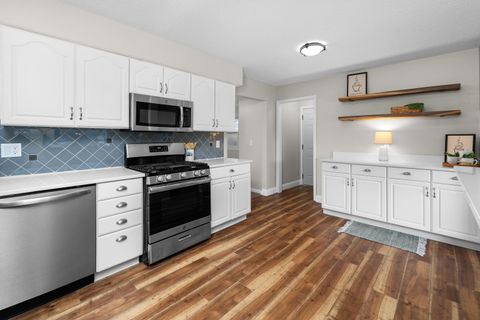 Tiny photo for 4723 Western Avenue, Davenport, IA 52806 (MLS # 100000045)