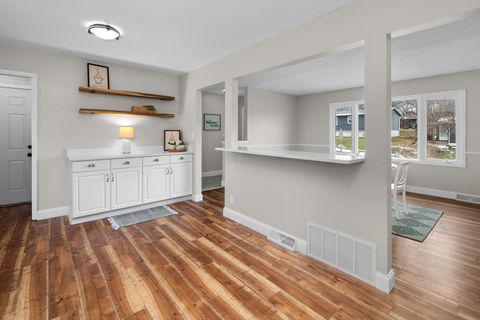 Tiny photo for 4723 Western Avenue, Davenport, IA 52806 (MLS # 100000045)