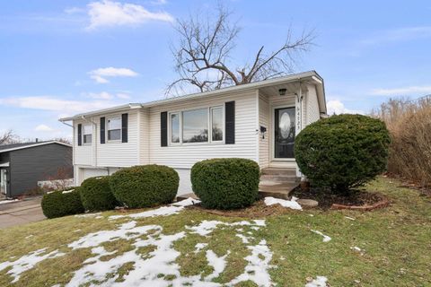 Tiny photo for 4723 Western Avenue, Davenport, IA 52806 (MLS # 100000045)