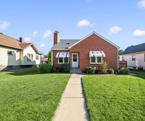 Tiny photo for 2134 W Locust Street, Davenport, IA 52804 (MLS # 12681592)