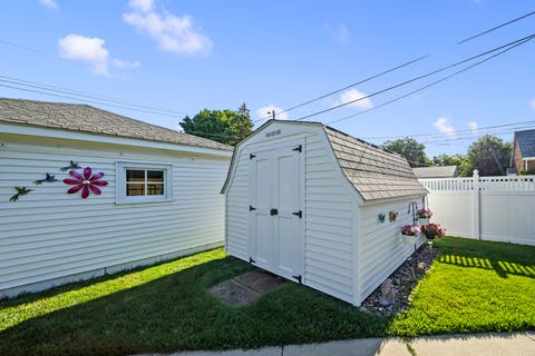 Tiny photo for 2134 W Locust Street, Davenport, IA 52804 (MLS # 12681592)