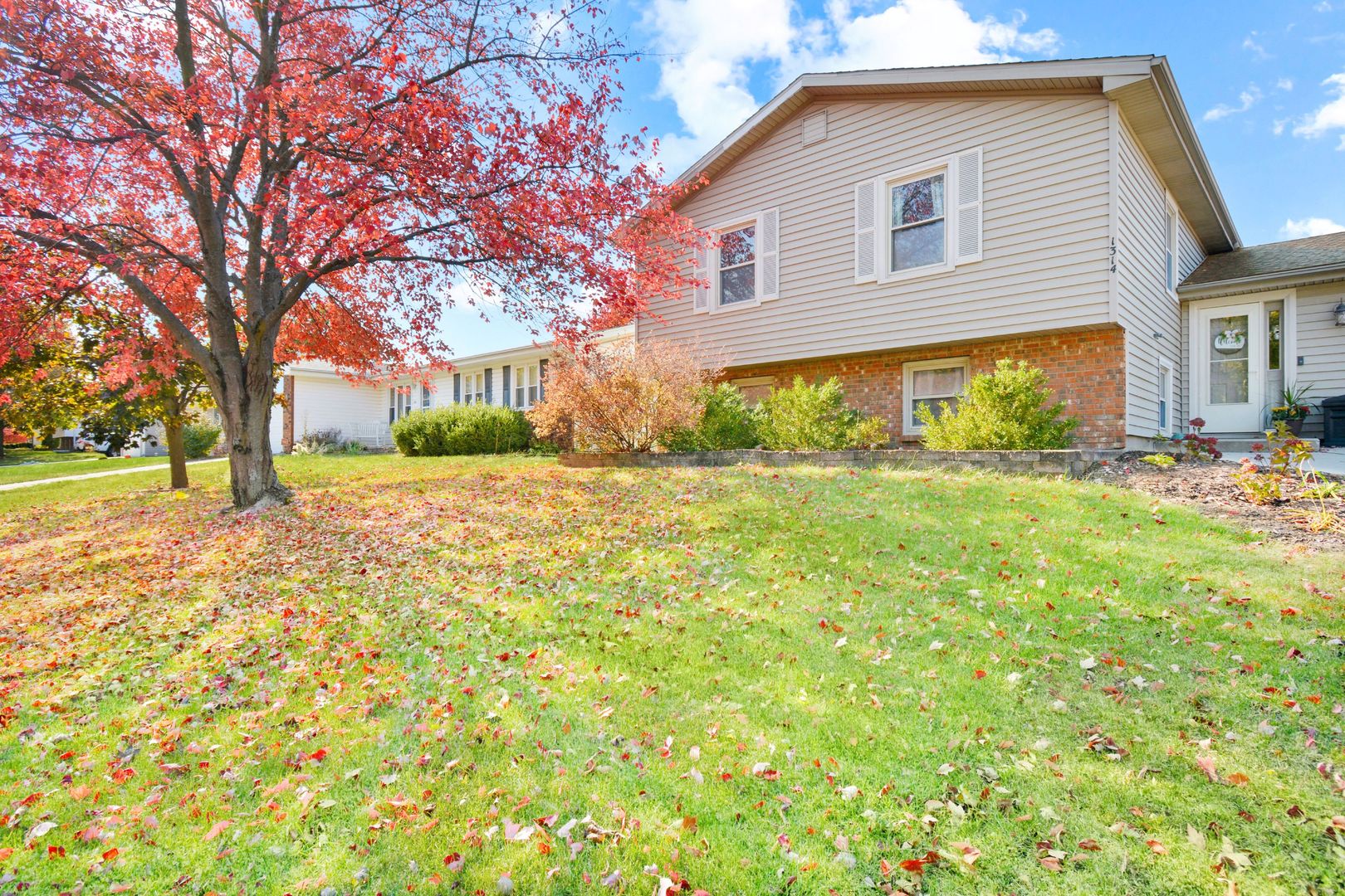 Bloomington, Illinois 61704, United States, 5 Bedrooms Bedrooms, ,3 BathroomsBathrooms,Residential,Active,240110