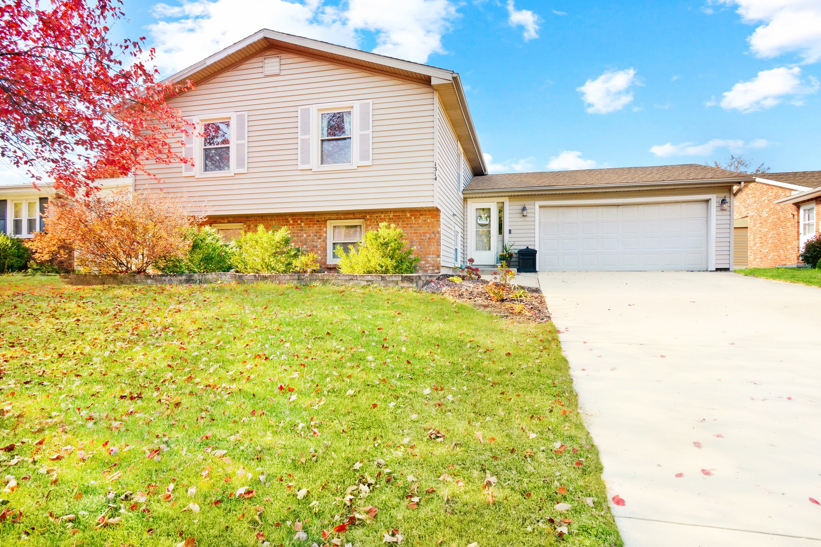 Bloomington, Illinois 61704, United States, 5 Bedrooms Bedrooms, ,3 BathroomsBathrooms,Residential,Active,240110