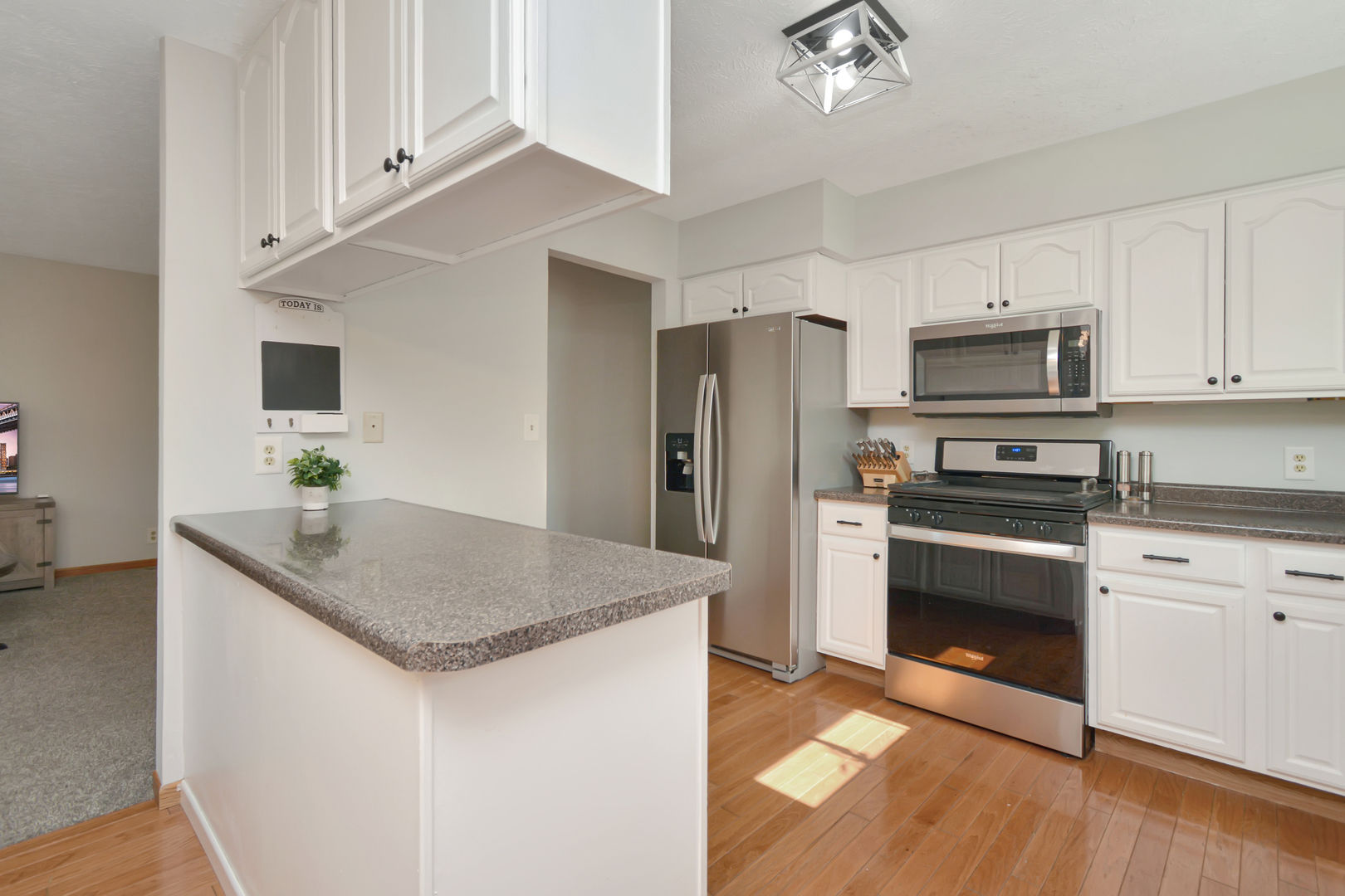 Bloomington, Illinois 61704, United States, 5 Bedrooms Bedrooms, ,3 BathroomsBathrooms,Residential,Active,240110