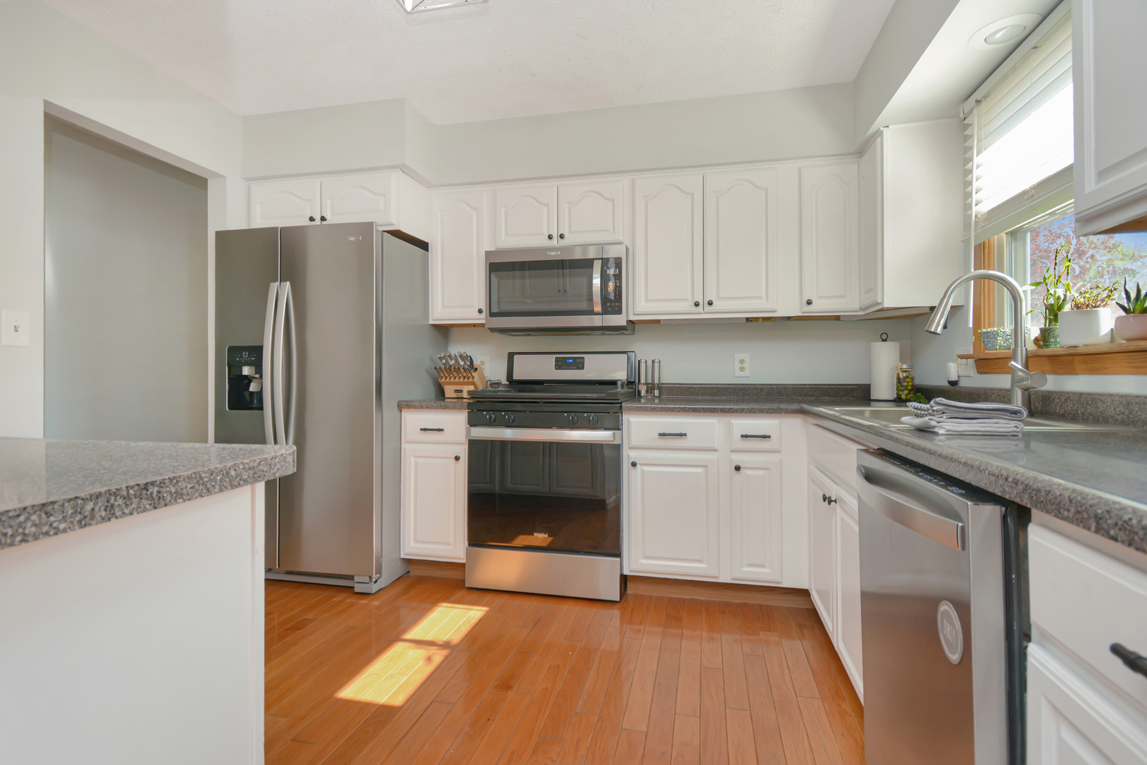 Bloomington, Illinois 61704, United States, 5 Bedrooms Bedrooms, ,3 BathroomsBathrooms,Residential,Active,240110