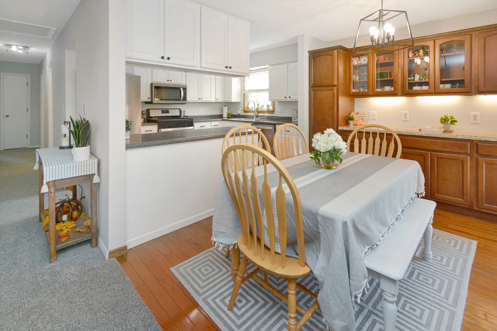 Bloomington, Illinois 61704, United States, 5 Bedrooms Bedrooms, ,3 BathroomsBathrooms,Residential,Active,240110