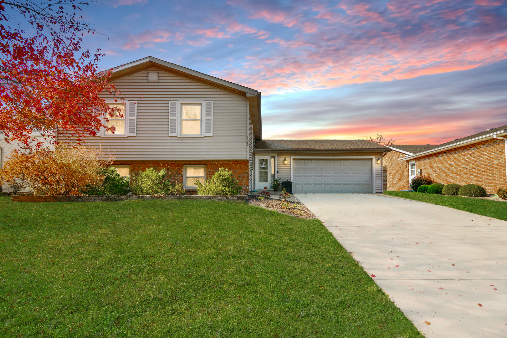 Bloomington, Illinois 61704, United States, 5 Bedrooms Bedrooms, ,3 BathroomsBathrooms,Residential,Active,240110