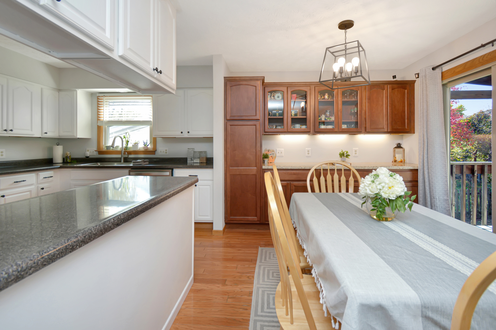 Bloomington, Illinois 61704, United States, 5 Bedrooms Bedrooms, ,3 BathroomsBathrooms,Residential,Active,240110