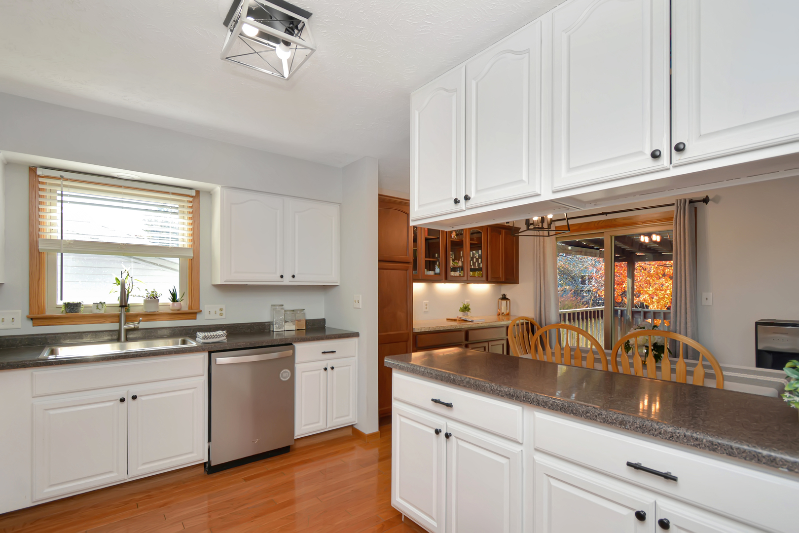 Bloomington, Illinois 61704, United States, 5 Bedrooms Bedrooms, ,3 BathroomsBathrooms,Residential,Active,240110