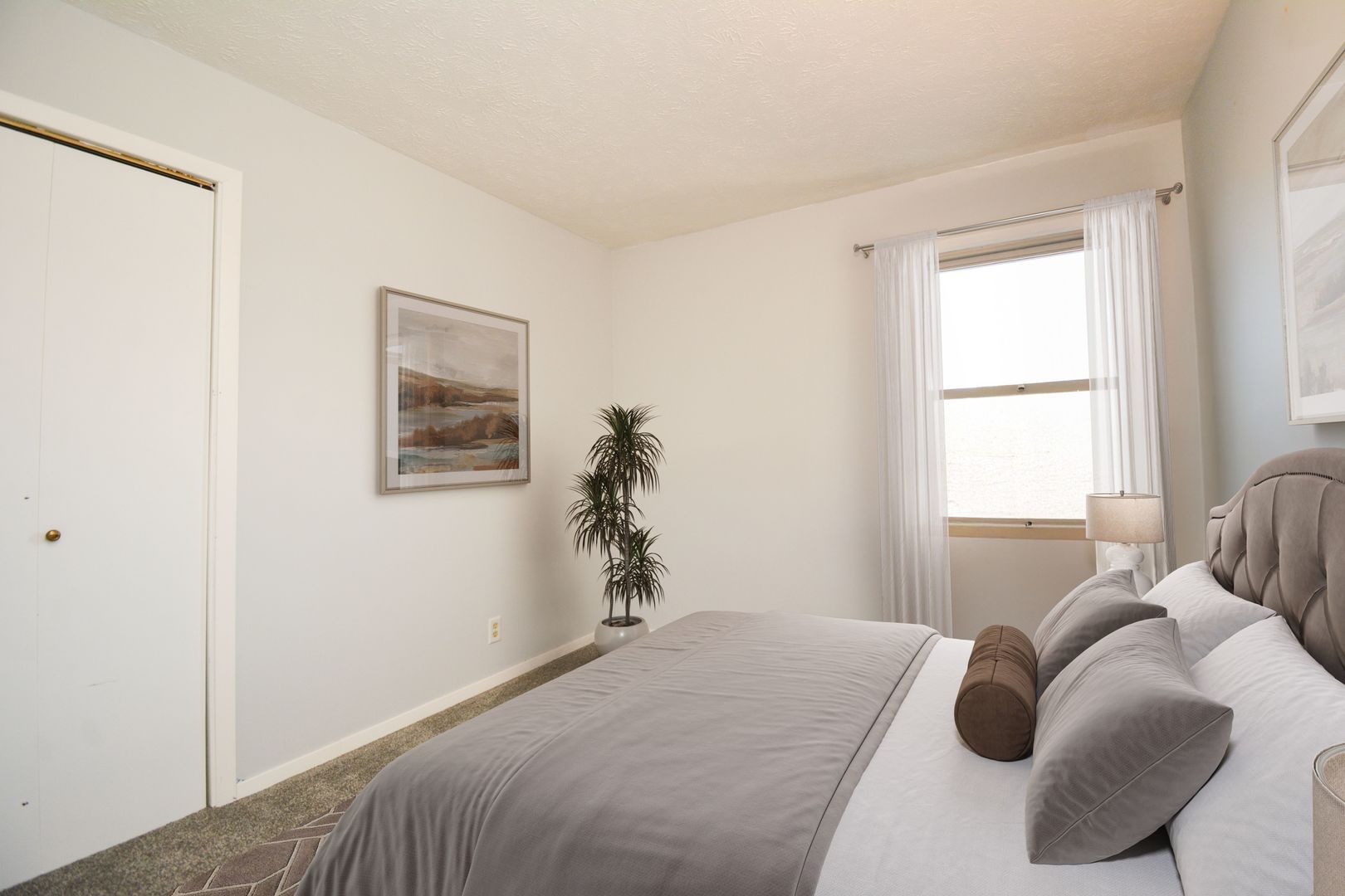 Bloomington, Illinois 61704, United States, 5 Bedrooms Bedrooms, ,3 BathroomsBathrooms,Residential,Active,240110