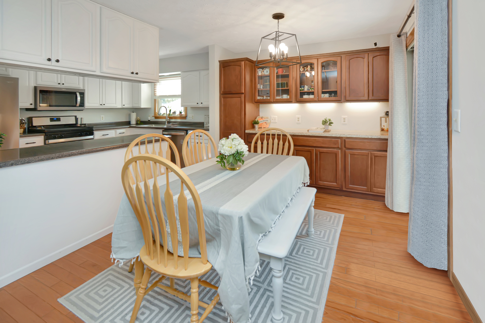 Bloomington, Illinois 61704, United States, 5 Bedrooms Bedrooms, ,3 BathroomsBathrooms,Residential,Active,240110