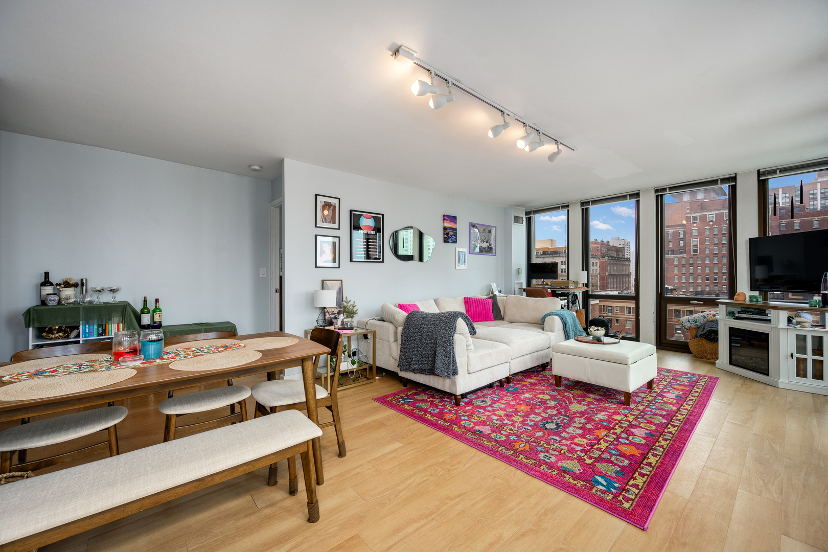 1 E Scott Street 1403