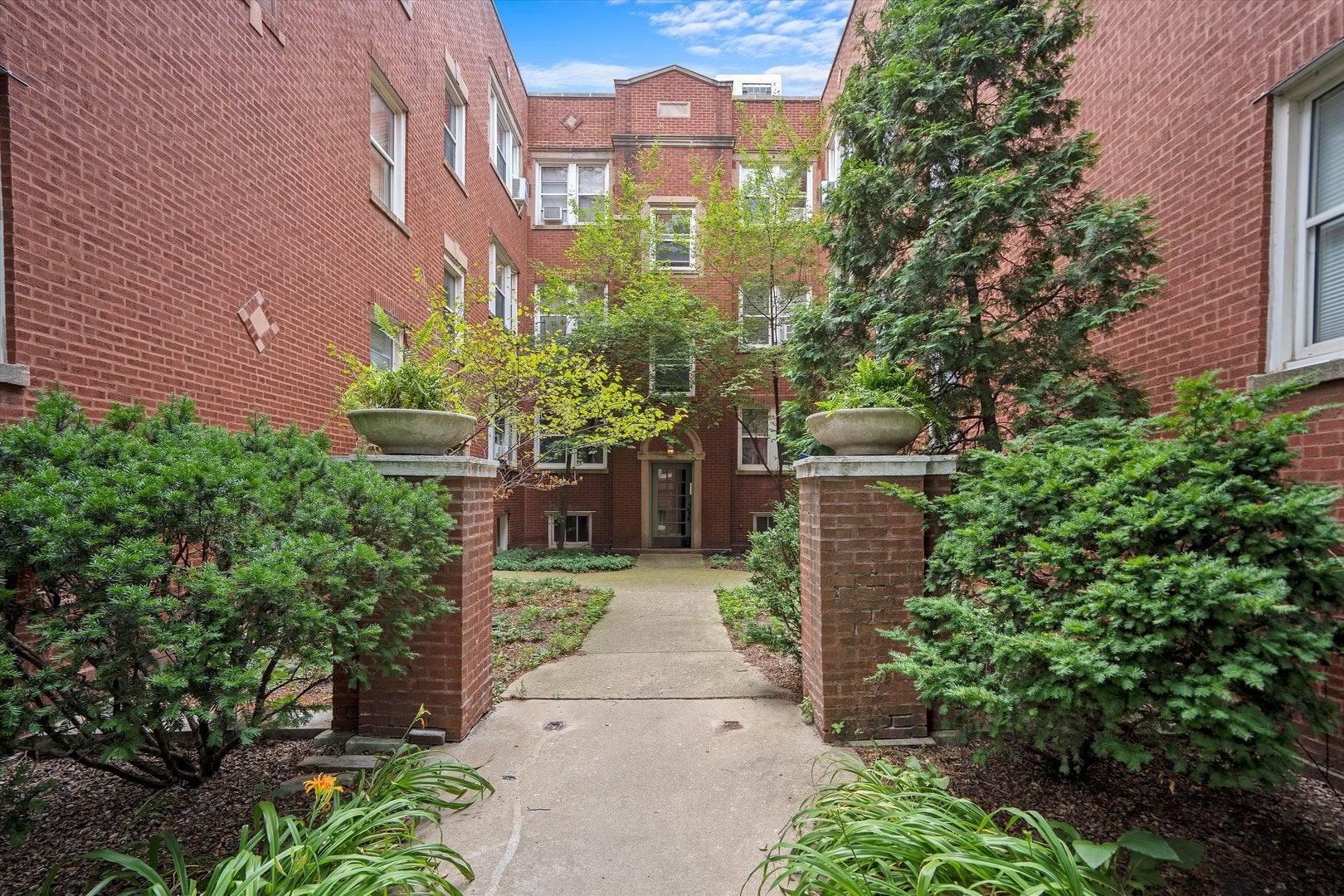 733 W Bittersweet Place 1E