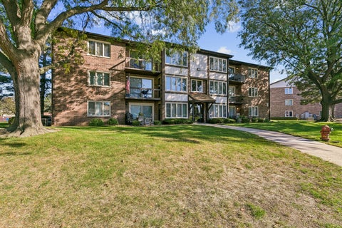 Tiny photo for 4948 Circle Court #704, Crestwood, IL 60418 (MLS # 12788168)