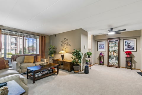 Tiny photo for 4948 Circle Court #704, Crestwood, IL 60418 (MLS # 12788168)