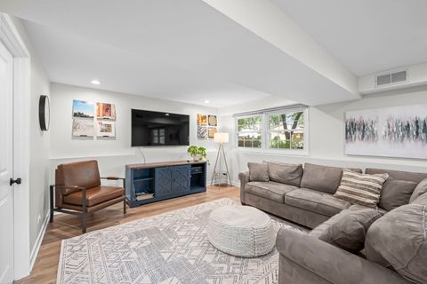 Tiny photo for 2518 N Ridge Avenue, Arlington Heights, IL 60004 (MLS # 12646117)