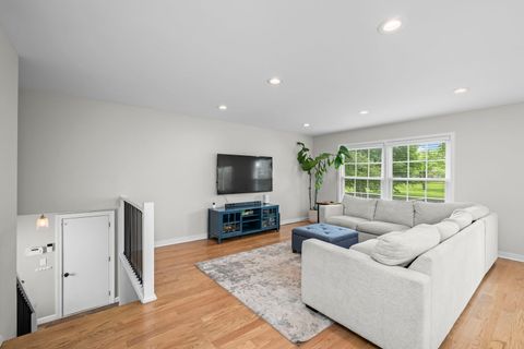 Tiny photo for 2518 N Ridge Avenue, Arlington Heights, IL 60004 (MLS # 12646117)