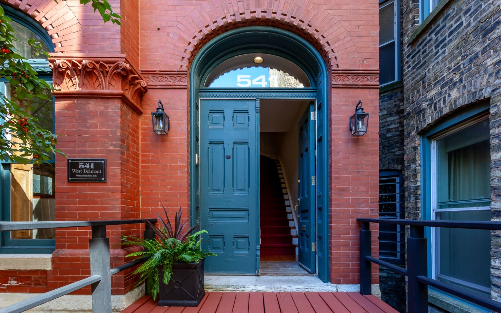 541 W Belmont Avenue
