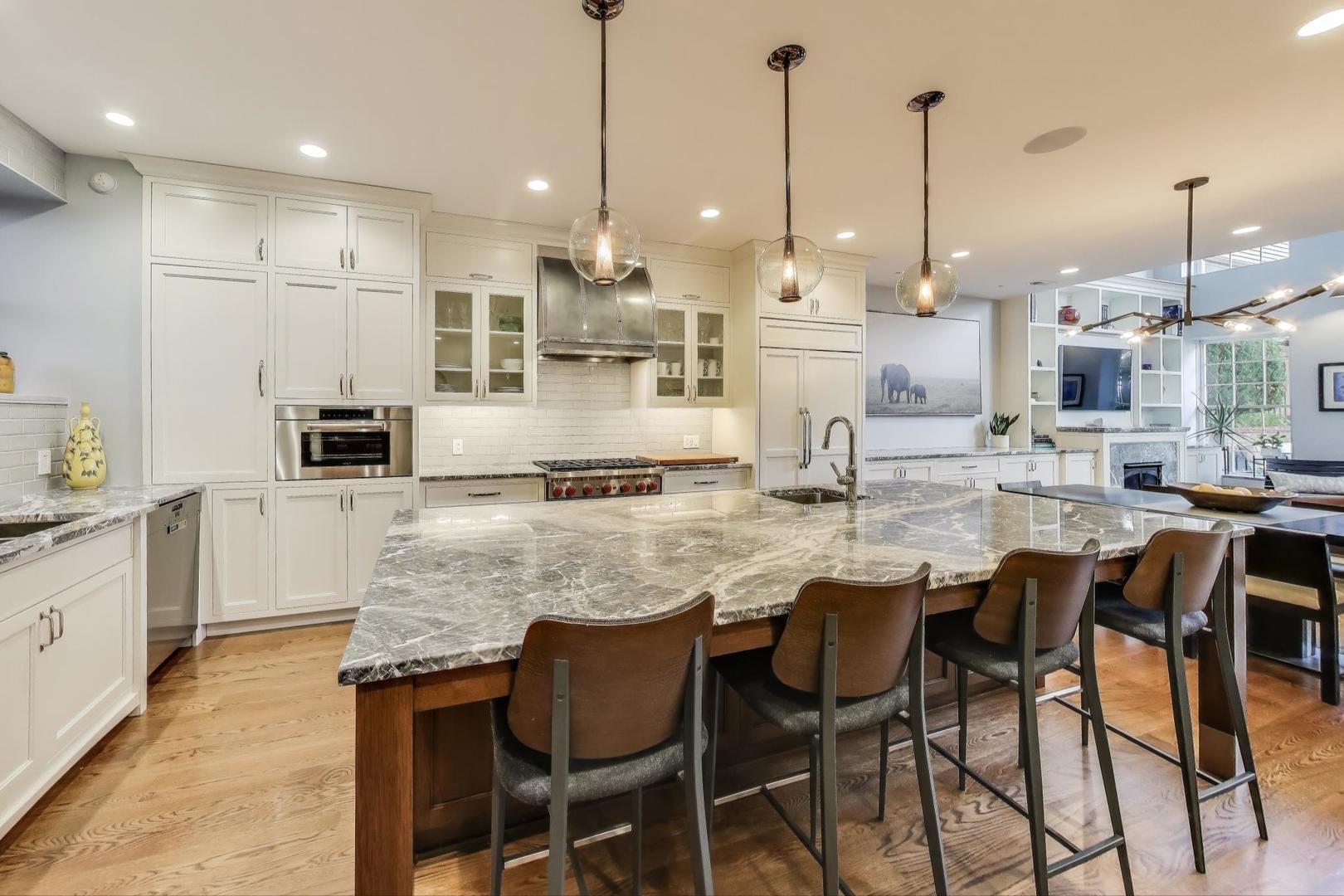 541 W Belmont Avenue