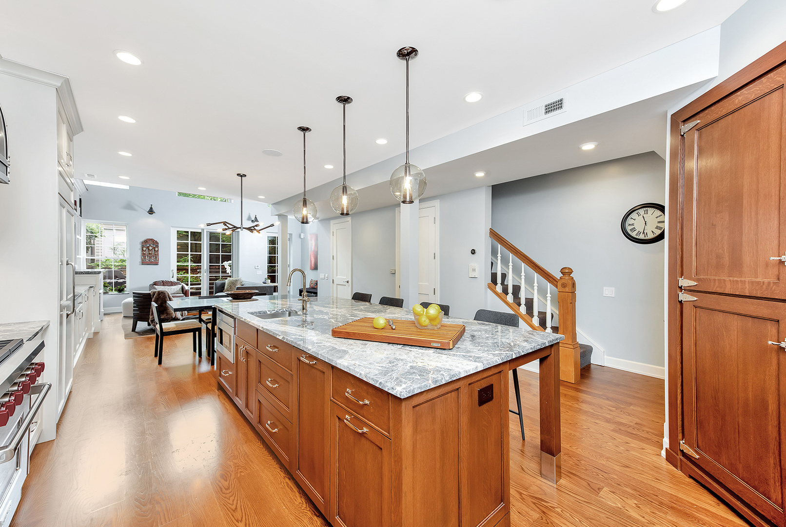 541 W Belmont Avenue