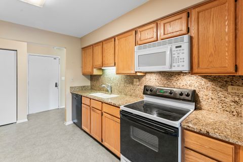 Tiny photo for 440 Raintree Court #1M, Glen Ellyn, IL 60137 (MLS # 12467912)