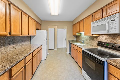 Tiny photo for 440 Raintree Court #1M, Glen Ellyn, IL 60137 (MLS # 12467912)