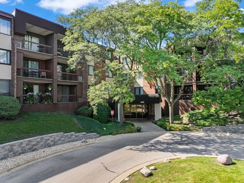 Photo of 440 Raintree Court #1M, Glen Ellyn, IL 60137 (MLS # 12467912)