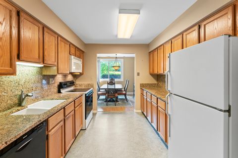 Tiny photo for 440 Raintree Court #1M, Glen Ellyn, IL 60137 (MLS # 12467912)