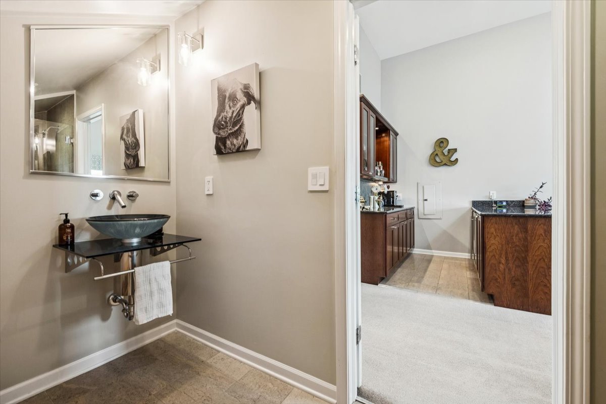 Chicago, Illinois 60622, United States, 3 Bedrooms Bedrooms, ,3 BathroomsBathrooms,Residential,Active,231842