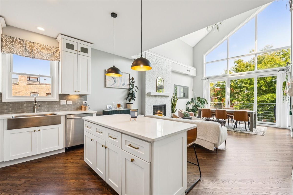 Chicago, Illinois 60622, United States, 3 Bedrooms Bedrooms, ,3 BathroomsBathrooms,Residential,Active,231842