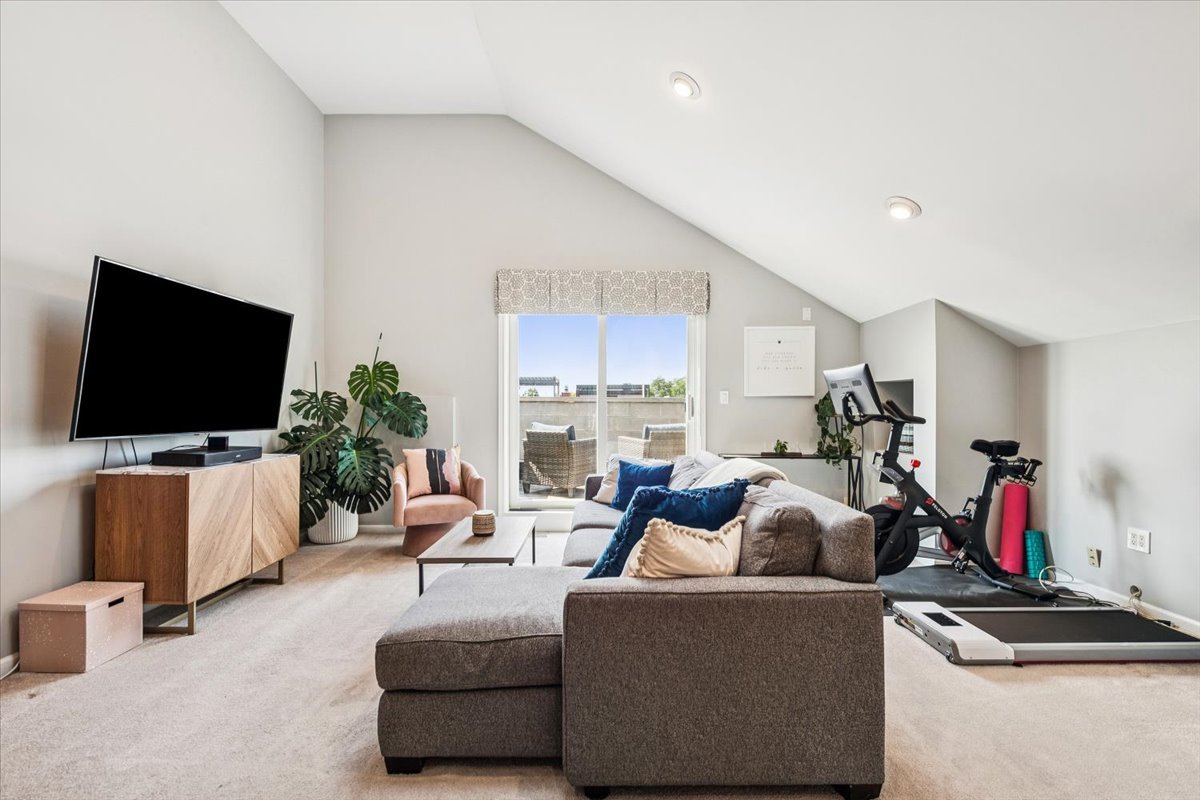 Chicago, Illinois 60622, United States, 3 Bedrooms Bedrooms, ,3 BathroomsBathrooms,Residential,Active,231842