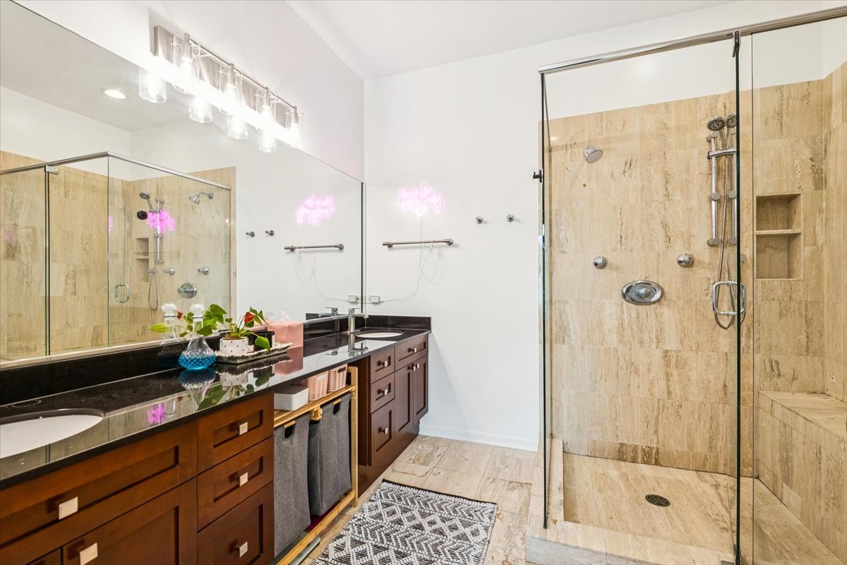 Chicago, Illinois 60622, United States, 3 Bedrooms Bedrooms, ,3 BathroomsBathrooms,Residential,Active,231842