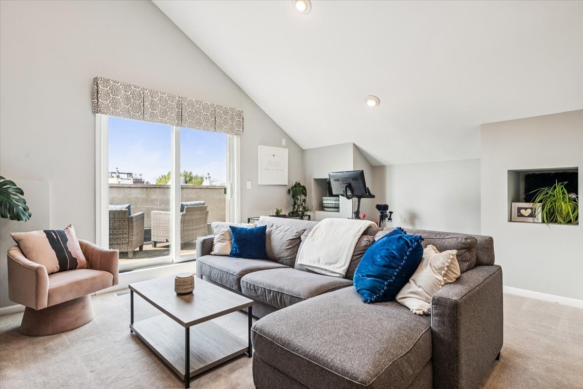 Chicago, Illinois 60622, United States, 3 Bedrooms Bedrooms, ,3 BathroomsBathrooms,Residential,Active,231842