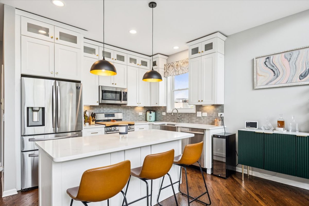 Chicago, Illinois 60622, United States, 3 Bedrooms Bedrooms, ,3 BathroomsBathrooms,Residential,Active,231842