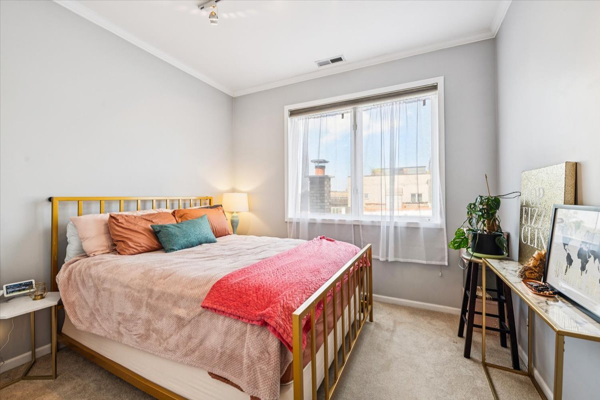 Chicago, Illinois 60622, United States, 3 Bedrooms Bedrooms, ,3 BathroomsBathrooms,Residential,Active,231842