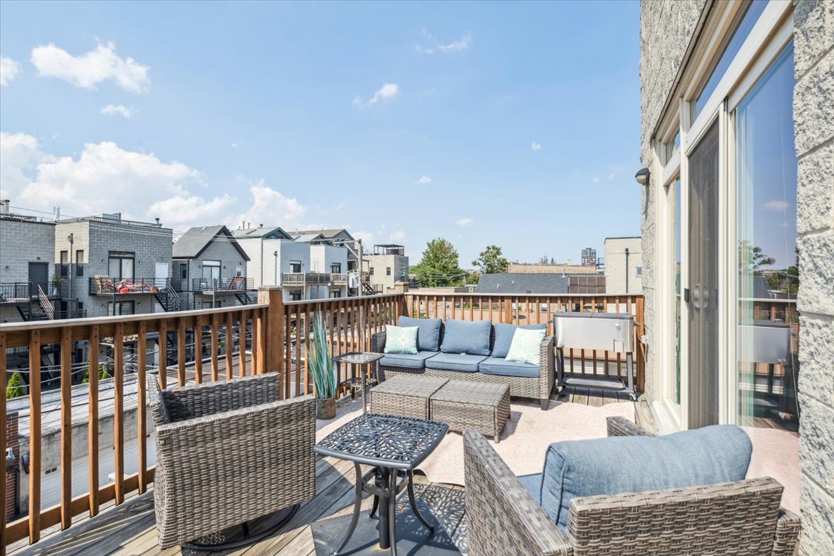 Chicago, Illinois 60622, United States, 3 Bedrooms Bedrooms, ,3 BathroomsBathrooms,Residential,Active,231842