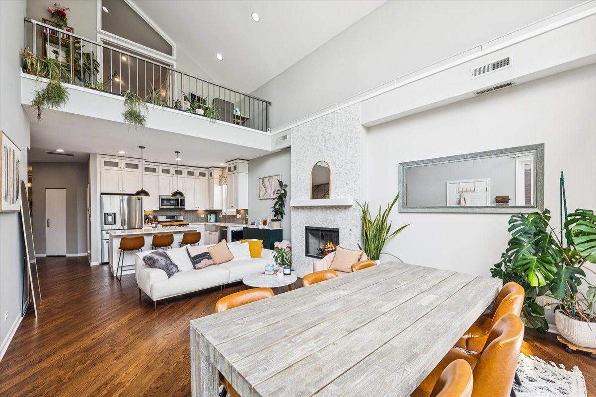 Chicago, Illinois 60622, United States, 3 Bedrooms Bedrooms, ,3 BathroomsBathrooms,Residential,Active,231842