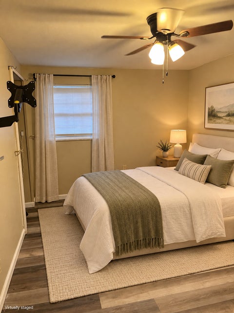 Tiny photo for 1011 W Laurel Street W, Carbondale, IL 62901 (MLS # 12784336)