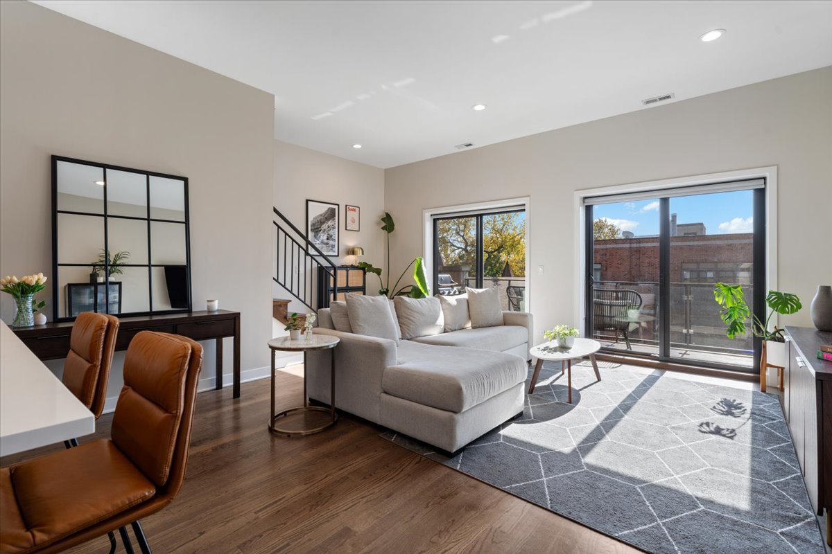 2104 W Belmont Avenue 4W