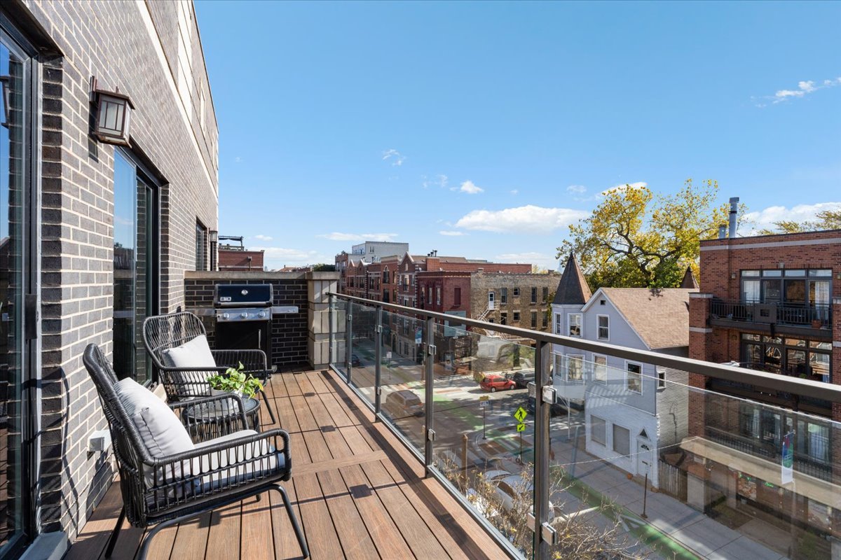 2104 W Belmont Avenue 4W