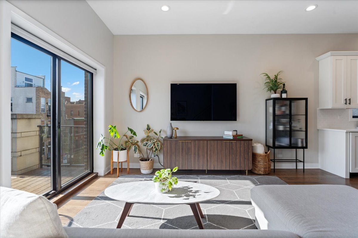 2104 W Belmont Avenue 4W