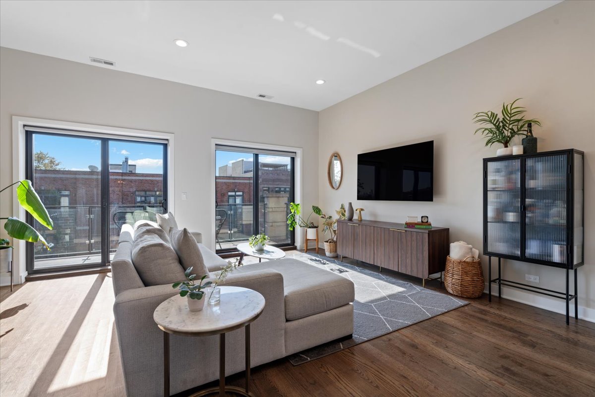 2104 W Belmont Avenue 4W