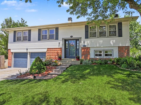 Photo of 1350 Nottingham Lane, Hoffman Estates, IL 60169 (MLS # 12654165)
