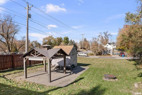 Tiny photo for 1419 DIVISION Street, Davenport, IA 52804 (MLS # QC4269335)