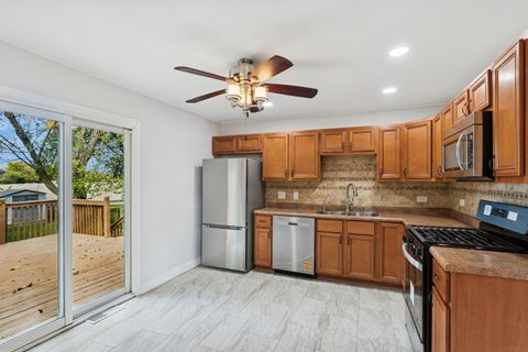 Tiny photo for 18 Greenview Road, Oakwood Hills, IL 60013 (MLS # 12500509)