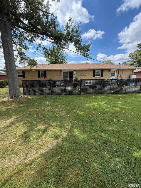 Tiny photo for 411 SUNSET Drive, Centralia, IL 62801 (MLS # EB459422)