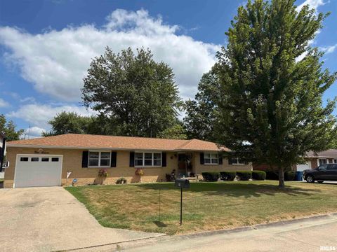 Photo of 411 SUNSET Drive, Centralia, IL 62801 (MLS # EB459422)