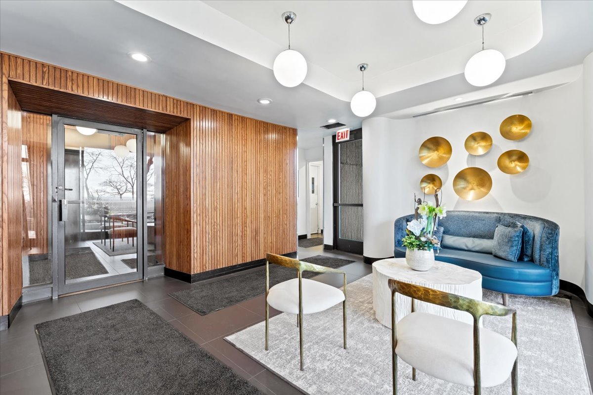 1110 N Lake Shore Drive 31N