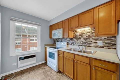 Tiny photo for 1501 Plymouth Place #2W, Glenview, IL 60025 (MLS # 12536555)